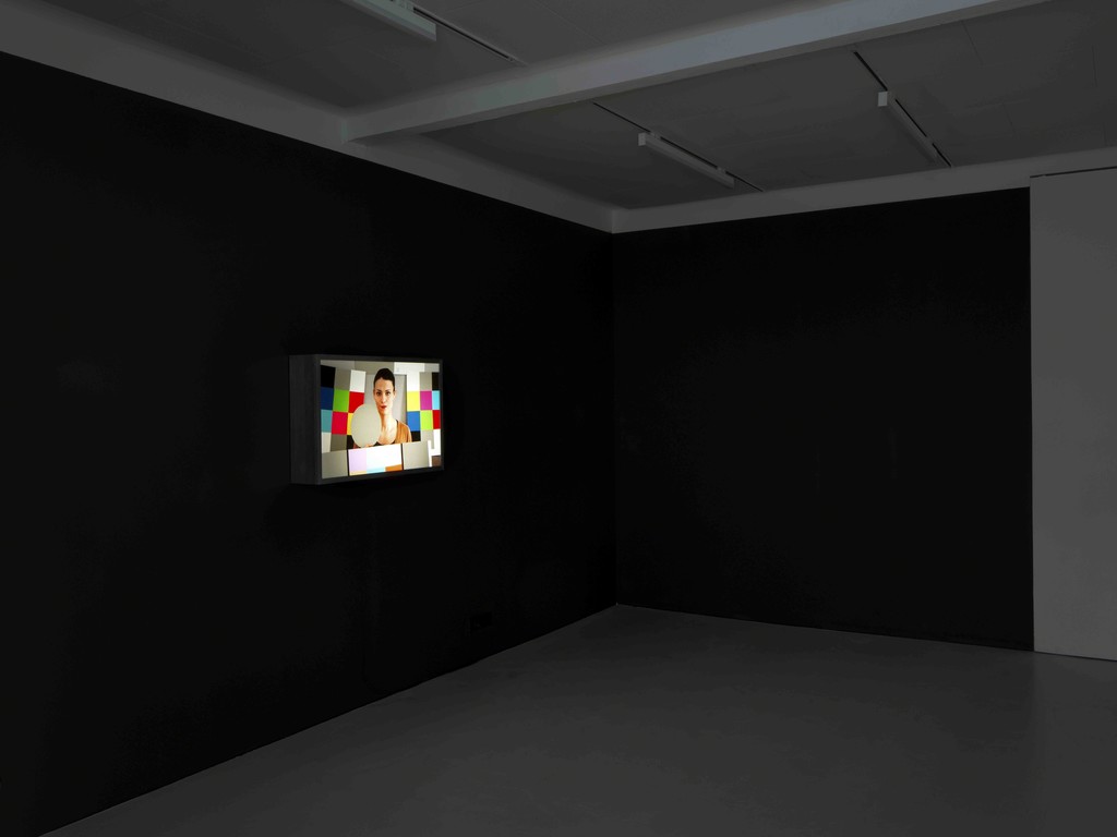 Exhibition view Anahita Razmi – Spoilers, 2018, courtesy by the artist and Kunstraum Innsbruck. Photo: Günter Richard Wett. Exhibition view Anahita Razmi – Spoilers, 2018, courtesy by the artist and Kunstraum Innsbruck. Photo: Günter Richard Wett.