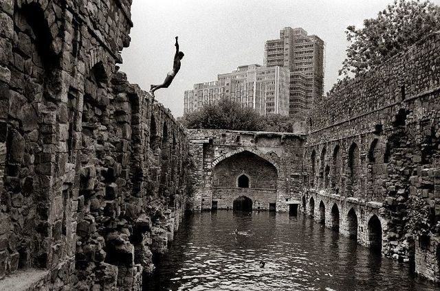 Raghu Rai, ‘Diving into Ugrasen Baoili, Delhi’, 1971, Photography, Digital scan of photographic negative on archival paper, Aicon Gallery