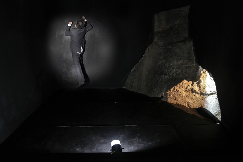 Gary Hill, <Wall Piece>, Single Channel Video, Color, Stereo Sound, Strobe Light, 4:3, 07:32 Min., 2000 Gary Hill, <Wall Piece>, Single Channel Video, Color, Stereo Sound, Strobe Light, 4:3, 07:32 Min., 2000