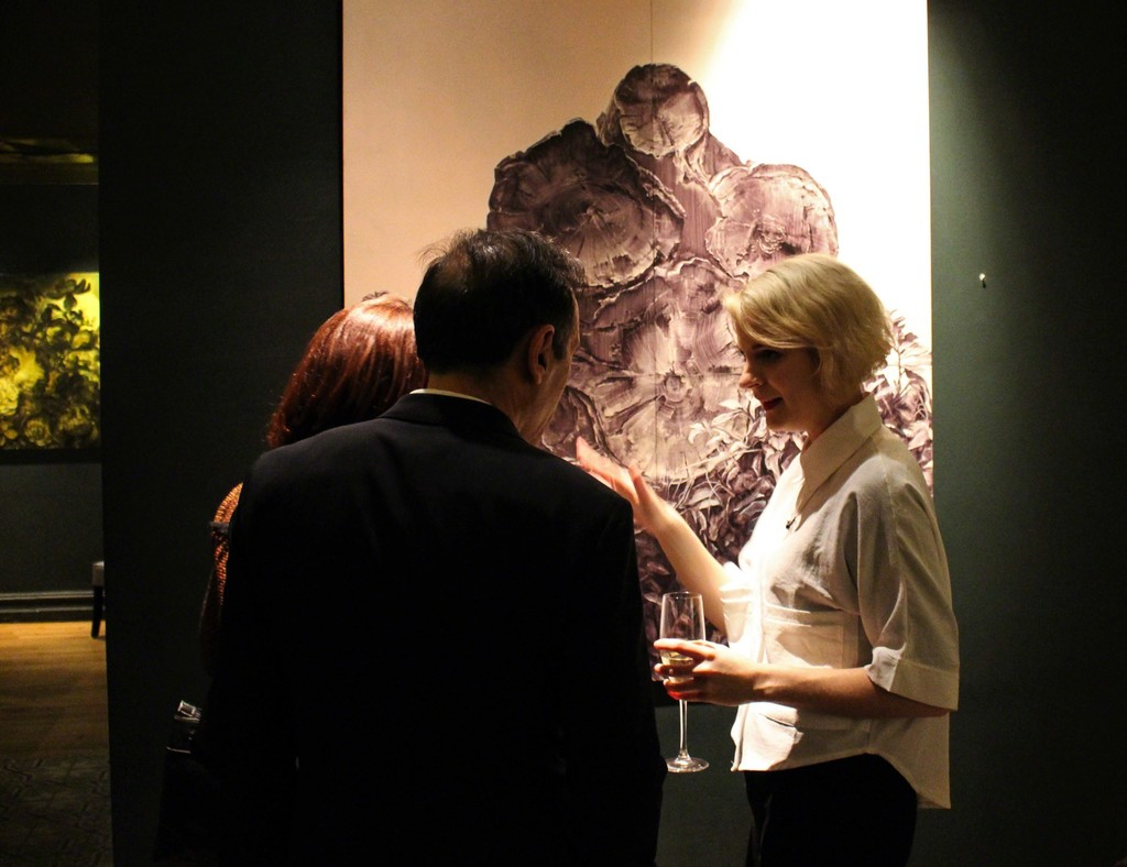Karla Marchesi talking to Spanish collectors about her work Cross Section Karla Marchesi talking to Spanish collectors about her work Cross Section