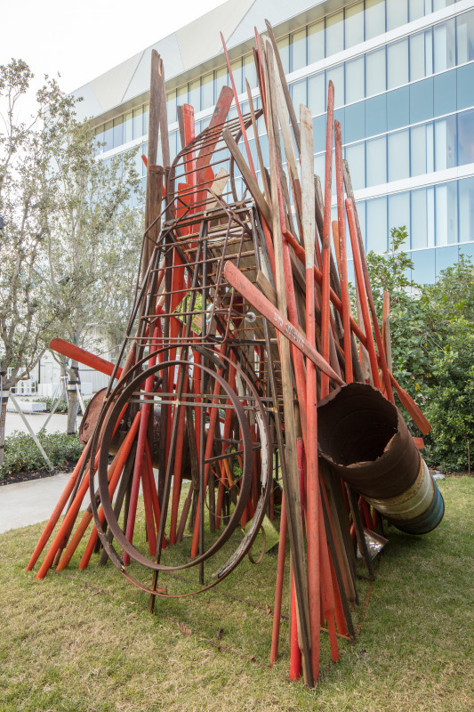 Abigail DeVille, Lift Every Voice and Sing (amerikanskie gorki), 2017. Steel, wood. Courtesy of the artist. Photo: Fredrik Nilsen Studio. Abigail DeVille, Lift Every Voice and Sing (amerikanskie gorki), 2017. Steel, wood. Courtesy of the artist. Photo: Fredrik Nilsen Studio.