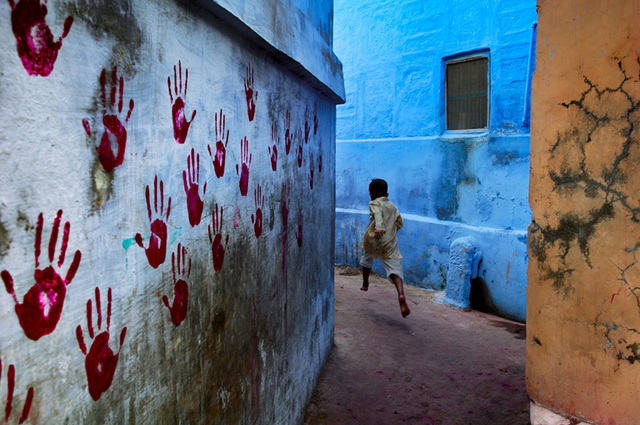 Steve McCurry, ‘Boy in Mid-Flight, Jodhpur, India’, 2007, Photography, FujiFlex Crystal Archive Print, Cavalier Ebanks Galleries
