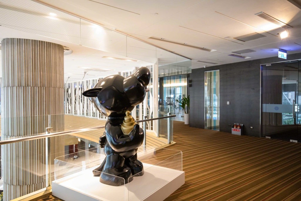 "The Loved One, 2009" on display on the 2nd floor of Novotel
2018©Powen Gallery "The Loved One, 2009" on display on the 2nd floor of Novotel
2018©Powen Gallery