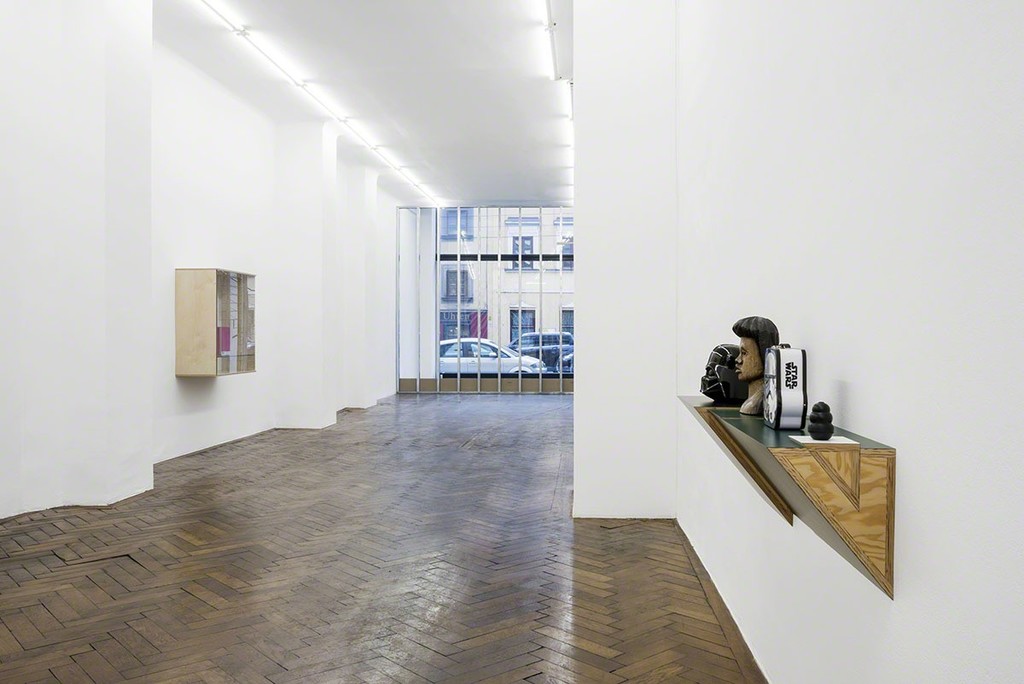 Haim Steinbach - mojave | Galerie Hubert Winter | Artsy