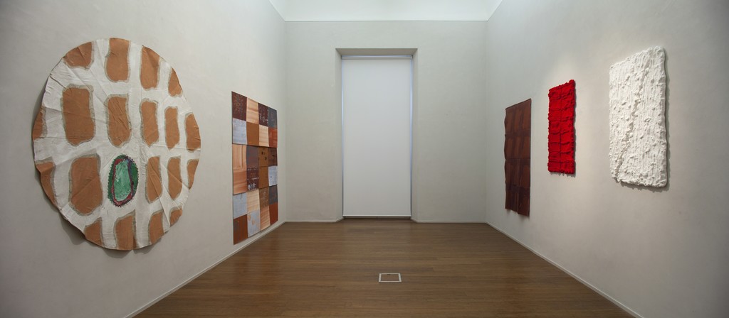 Erbern - Pinelli - Viallat: La pittura in sé - The painting itself – ABC-ARTE Contemporary art Gallery – 2015
Claude Viallat, 003, 1990, altezza 170 cm - 66 7/8 in, acrilico su tessuto
Ulrich Erbern, Le mura, 1998, 270 x 140 cm - 106 1/3 x 55 in, acrilico su carta
http://www.abc-arte.com Erbern - Pinelli - Viallat: La pittura in sé - The painting itself – ABC-ARTE Contemporary art Gallery – 2015
Claude Viallat, 003, 1990, altezza 170 cm - 66 7/8 in, acrilico su tessuto
Ulrich Erbern, Le mura, 1998, 270 x 140 cm - 106 1/3 x 55 in, acrilico su carta
http://www.abc-arte.com