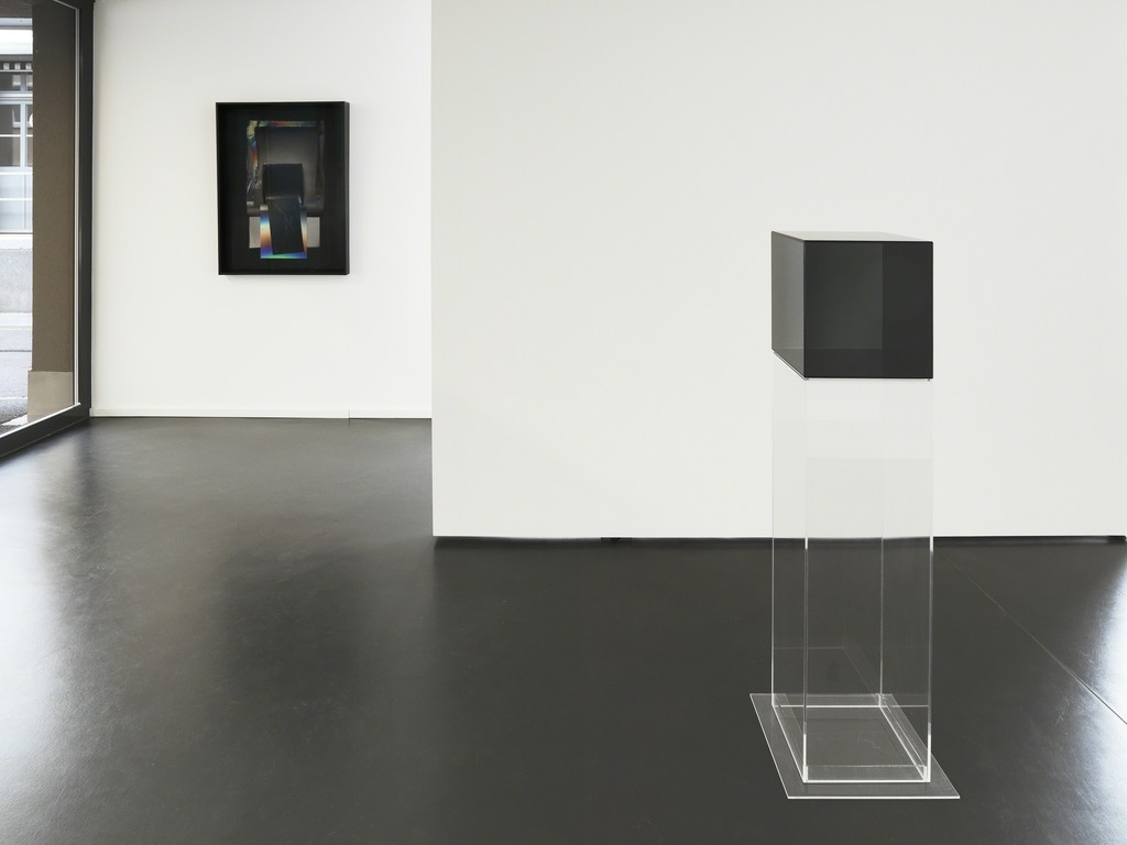 Installation View 1: Larry Bell, 12 in. Cube #4, 2008; Mirage Work AAAAA113, 2007 (Photocredit Serge Hasenböhler, Basel) Installation View 1: Larry Bell, 12 in. Cube #4, 2008; Mirage Work AAAAA113, 2007 (Photocredit Serge Hasenböhler, Basel)