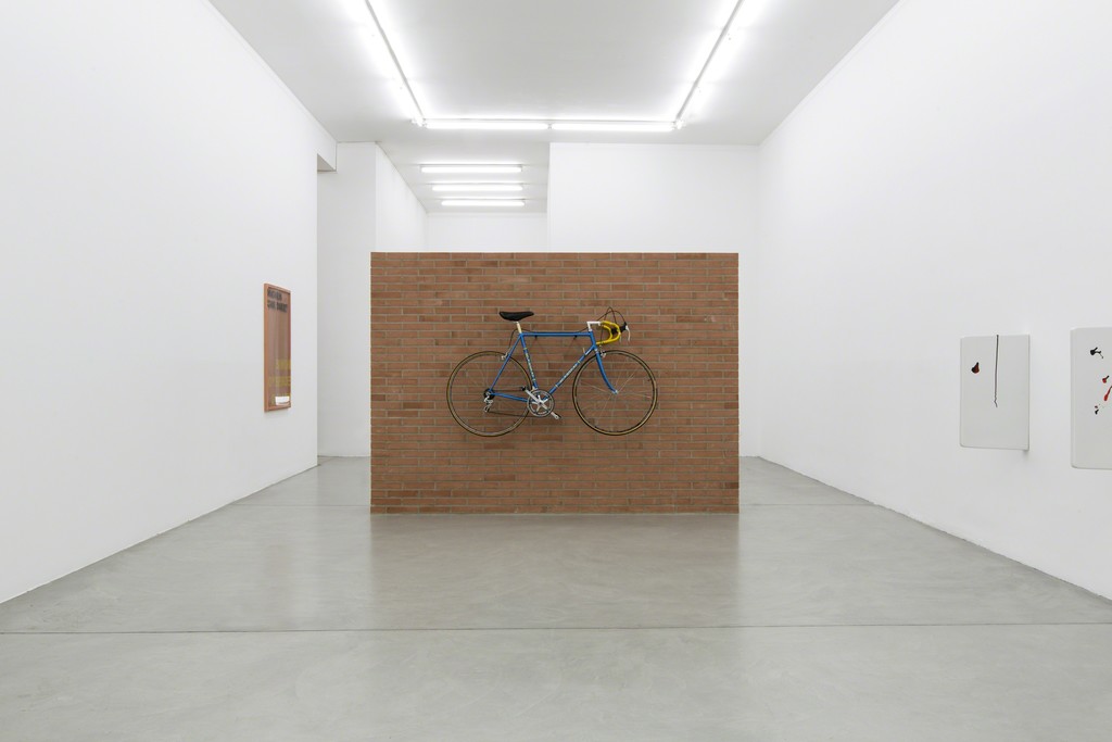 SIMON DYBBROE MØLLER
Buongiorno Signor Courbet, 2015
Installation view at Francesca Minini, Milano SIMON DYBBROE MØLLER
Buongiorno Signor Courbet, 2015
Installation view at Francesca Minini, Milano