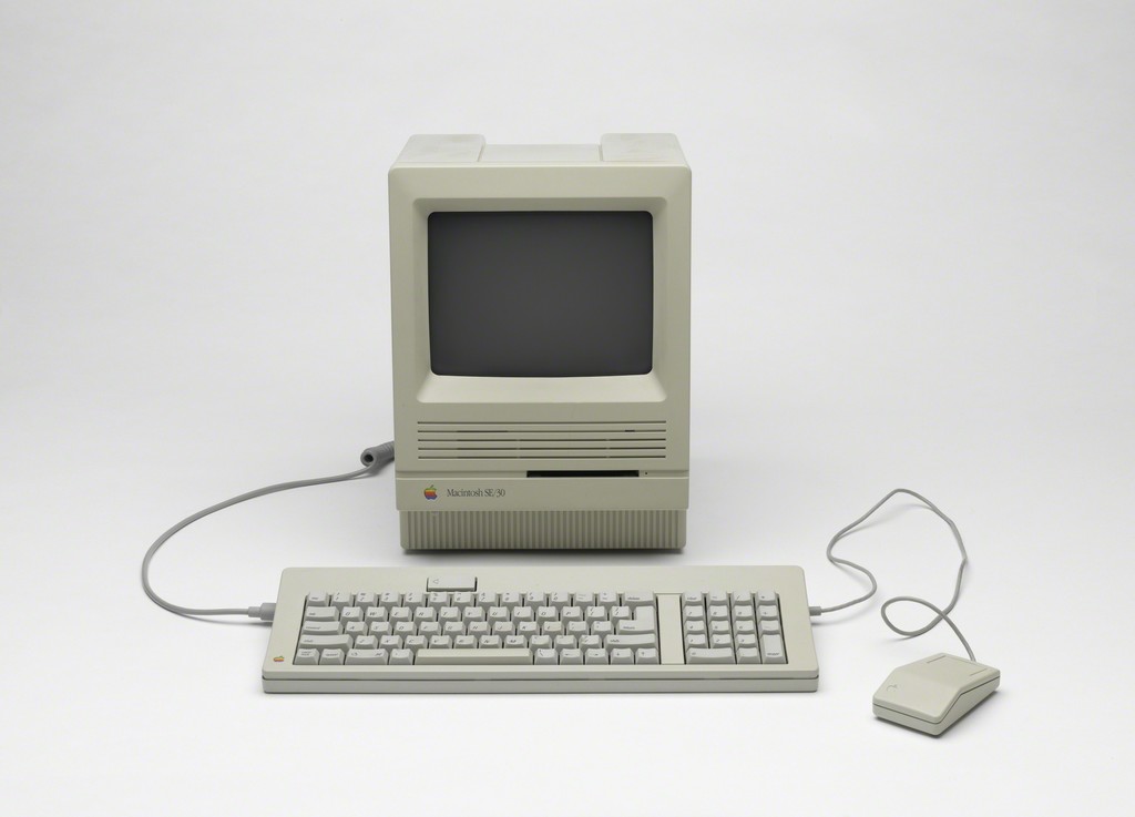 Macintosh SE/30 desktop computer with keyboard and mouse (1989) | Artsy