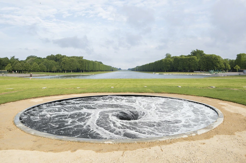 Anish Kapoor, "Descension" (2014). Château de Versailles. Courtesy Kapoor Studio and Kamel Mennour, © Fabrice Seixas Anish Kapoor, "Descension" (2014). Château de Versailles. Courtesy Kapoor Studio and Kamel Mennour, © Fabrice Seixas