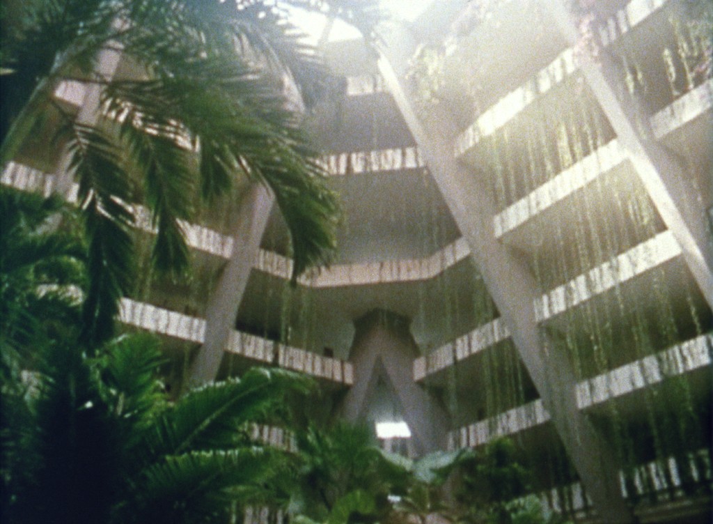 Cyprien Gaillard
CITIES OF GOLD AND MIRRORS, 2009
16-mm-Film, 8’52’’, Farbe, Ton/16 mm film, 8’52’’, color, sound
Courtesy of the artist and Sprueth Magers; Bugada & Cargnel, Paris; Laura Bartlett Gallery, London Cyprien Gaillard
CITIES OF GOLD AND MIRRORS, 2009
16-mm-Film, 8’52’’, Farbe, Ton/16 mm film, 8’52’’, color, sound
Courtesy of the artist and Sprueth Magers; Bugada & Cargnel, Paris; Laura Bartlett Gallery, London