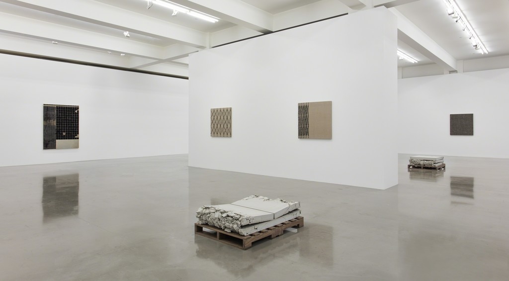 Analia Saban, Installation view, 'Folds and Faults', Sprüth Magers, Los Angeles, June 28 - August 19, 2017
© Analia Saban, Courtesy Sprüth Magers, Photography by Brian Forrest Analia Saban, Installation view, 'Folds and Faults', Sprüth Magers, Los Angeles, June 28 - August 19, 2017
© Analia Saban, Courtesy Sprüth Magers, Photography by Brian Forrest