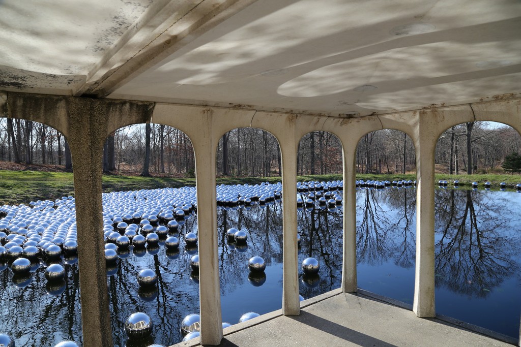 Installation view of "Yayoi Kusama: Narcissus Garden" at Glass House, New Canaan (2016). Photo credit ©KUSAMA Studio Installation view of "Yayoi Kusama: Narcissus Garden" at Glass House, New Canaan (2016). Photo credit ©KUSAMA Studio