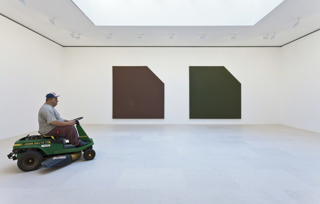 © The Estate of Duane Hanson. © Olivier Mosset. Photography by Zarko Vijatovic. Courtesy Gagosian Gallery. © The Estate of Duane Hanson. © Olivier Mosset. Photography by Zarko Vijatovic. Courtesy Gagosian Gallery.