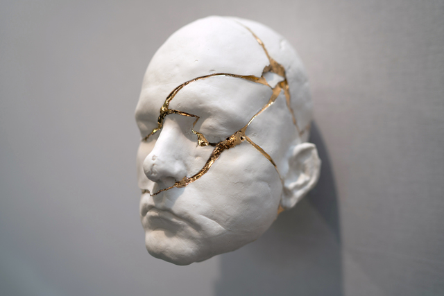 Samuel Yal, ‘Réparation’, 2017, Sculpture, Porcelain and gold, Galerie Ariane C-Y