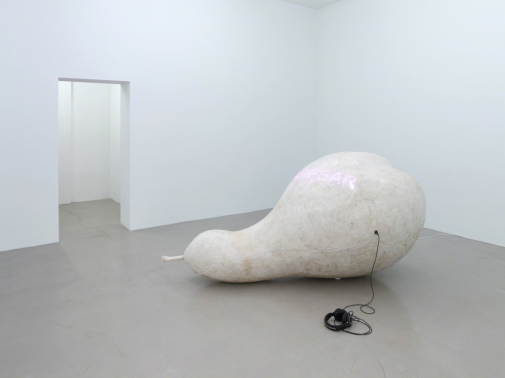 installation view „BODY UPGRADES“, Kadel Willborn, Düsseldorf, Germany, 2018. installation view „BODY UPGRADES“, Kadel Willborn, Düsseldorf, Germany, 2018.