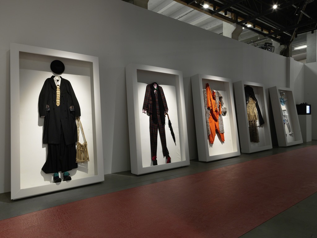 Exhibition view of "Le Bord des Mondes", Palais de Tokyo, 2015. Photo : André Morin. Exhibition view of "Le Bord des Mondes", Palais de Tokyo, 2015. Photo : André Morin.