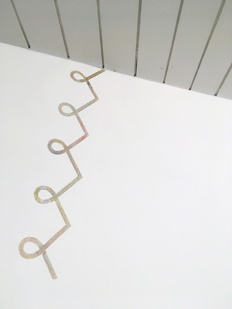 "Pairar - resquícios de uma forma líquida" ("Hover - remnants of a liquid form"), 2018
instalation: sanded painting dust, oil painting and varnish on wall (variable dimensions)
_
© acervo "Pairar - resquícios de uma forma líquida" ("Hover - remnants of a liquid form"), 2018
instalation: sanded painting dust, oil painting and varnish on wall (variable dimensions)
_
© acervo