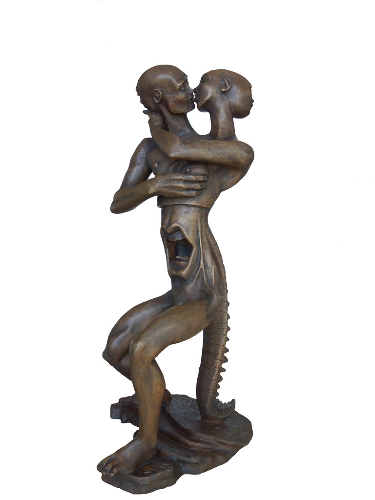 ERIC AMAN artist. THE KISS. 2017. Lost wax bronze. 50 x 25 x 26 cm ERIC AMAN artist. THE KISS. 2017. Lost wax bronze. 50 x 25 x 26 cm