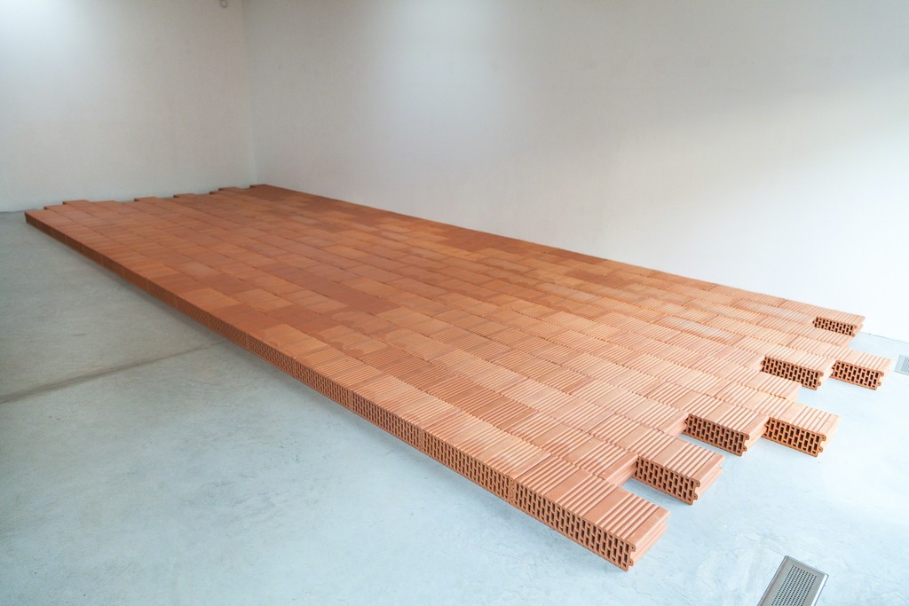Perrine Lacroix, "Mauer #2", 200 bricks, 2013 | image: ©dasesszimmer Perrine Lacroix, "Mauer #2", 200 bricks, 2013 | image: ©dasesszimmer