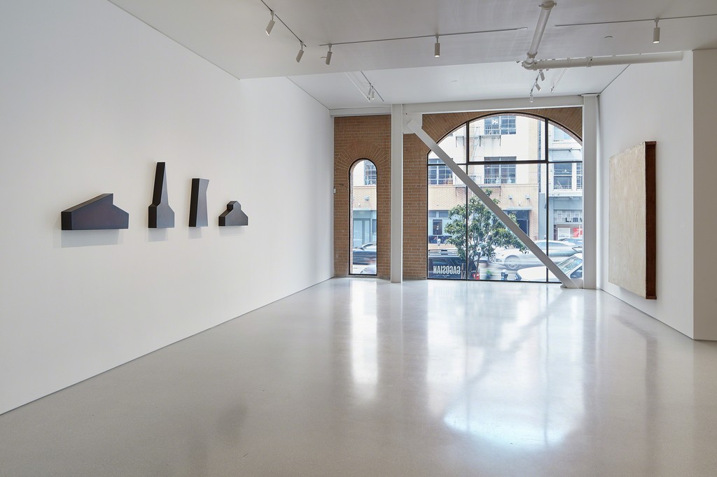 Artwork © 2019 Robert Therrien / Artists Rights Society (ARS), New York. Photo: Johnna Arnold. Courtesy Gagosian. Artwork © 2019 Robert Therrien / Artists Rights Society (ARS), New York. Photo: Johnna Arnold. Courtesy Gagosian.