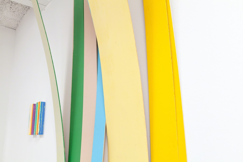 Michael Graeve: (left) „Rhythm & Refrain“, 2017, edition of uniques, edition 7 (+ 2) oil on balsawood, 30 x 10 x5 cm and (right) „New Constellation“, 2007-18, unique, Acryl on Playwood, 250 x 150 x 40cm | image: ©das_esszimmer Michael Graeve: (left) „Rhythm & Refrain“, 2017, edition of uniques, edition 7 (+ 2) oil on balsawood, 30 x 10 x5 cm and (right) „New Constellation“, 2007-18, unique, Acryl on Playwood, 250 x 150 x 40cm | image: ©das_esszimmer