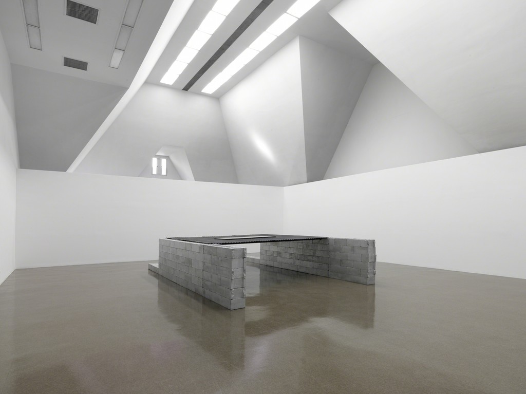 ROBERT GROSVENOR, UNTITLED, 1989-90. PHOTO BY TOM VAN EYNDE. ROBERT GROSVENOR, UNTITLED, 1989-90. PHOTO BY TOM VAN EYNDE.