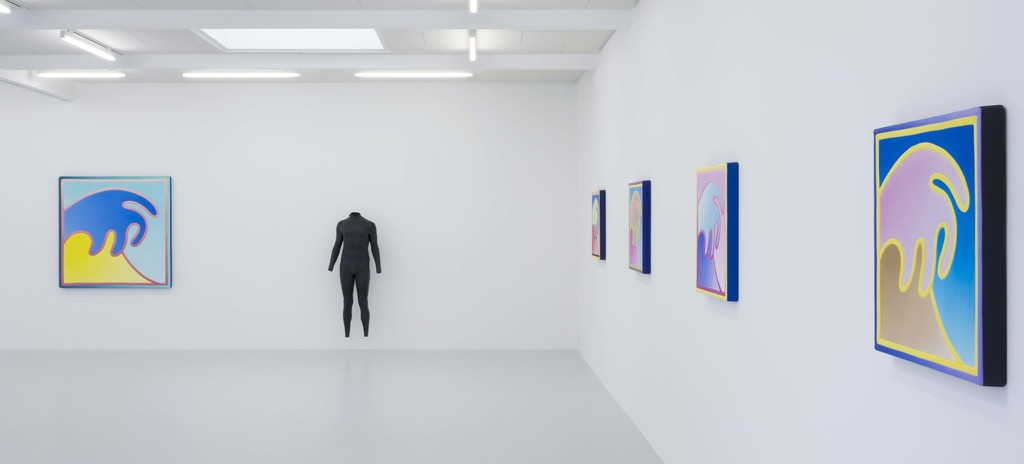 Exhibition view Alex Israel – Waves, 2018, courtesy by the artist and Kunstraum Innsbruck. Photo: Günter Richard Wett. Exhibition view Alex Israel – Waves, 2018, courtesy by the artist and Kunstraum Innsbruck. Photo: Günter Richard Wett.