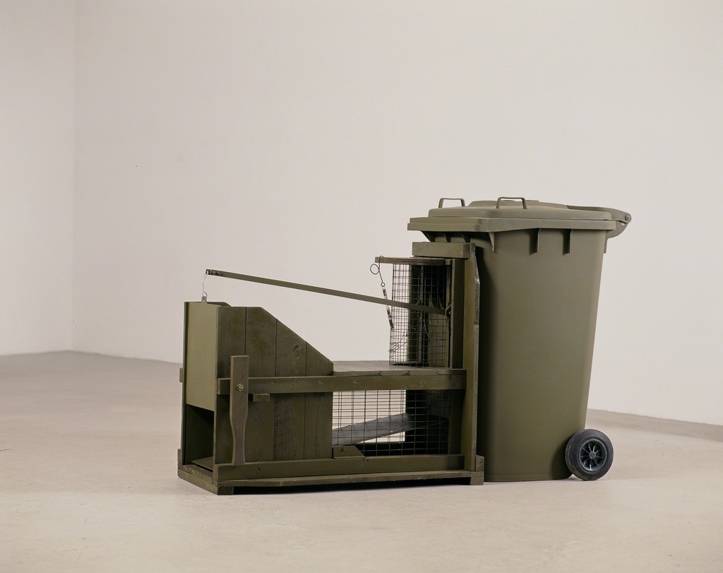 Andreas Slominski.'Trampa para gatos (Katzenfalle)', 1999
wood, plastic, metal and bait 125 x 220 x 70 cm Andreas Slominski.'Trampa para gatos (Katzenfalle)', 1999
wood, plastic, metal and bait 125 x 220 x 70 cm