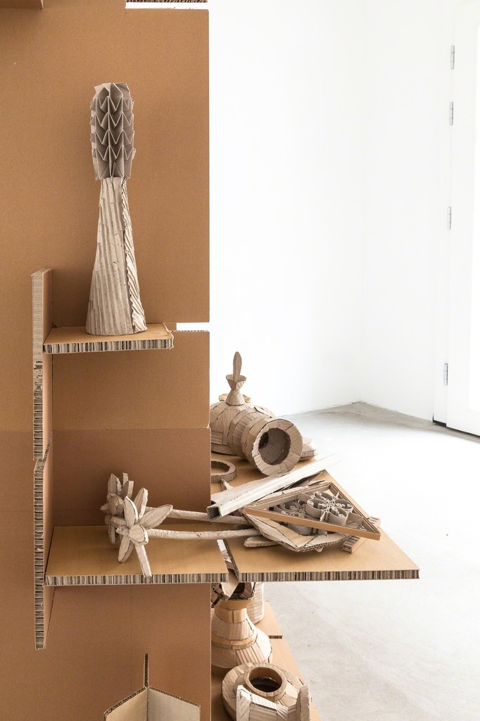 exhibition view Selma Weber: "Collection", 2018, cardboard-pottery on shelf, 170 x 116 cm and (left) | ©das_esszimmer exhibition view Selma Weber: "Collection", 2018, cardboard-pottery on shelf, 170 x 116 cm and (left) | ©das_esszimmer