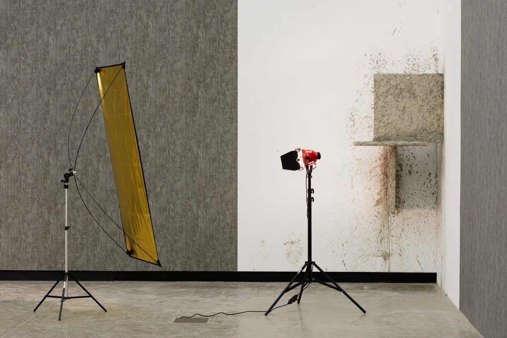 Installation view: Béton, Kunsthalle Wien 2016, Foto: Stephan Wyckoff: David Maljković, A Long Day for the Form, 2012, Courtesy der Künstler und Metro Pictures, New York Installation view: Béton, Kunsthalle Wien 2016, Foto: Stephan Wyckoff: David Maljković, A Long Day for the Form, 2012, Courtesy der Künstler und Metro Pictures, New York