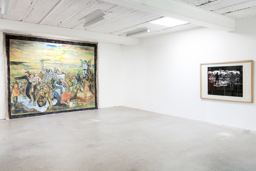 exhibition view: „Chios-Idomeni 1824-2016“, 2016 | acryl on canvas, 300 x 325 cm (left) and linocut, 100 x 140 cm (right), Stijn Peeters | image: ©dasesszimmer exhibition view: „Chios-Idomeni 1824-2016“, 2016 | acryl on canvas, 300 x 325 cm (left) and linocut, 100 x 140 cm (right), Stijn Peeters | image: ©dasesszimmer