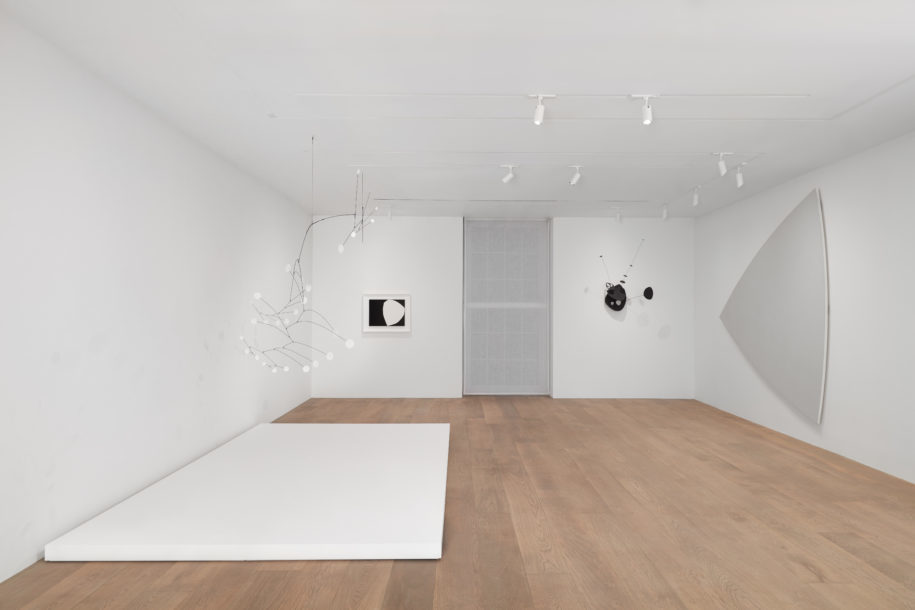 Installation view, Calder / Kelly. Photo: Tom Powel Imaging. All Alexander Calder artworks © 2018 Calder Foundation, New York / Artists Rights Society (ARS), New York. Courtesy Calder Foundation, New York. All Ellsworth Kelly artworks © Ellsworth Kelly Foundation. Courtesy Ellsworth Kelly Studio. Installation view, Calder / Kelly. Photo: Tom Powel Imaging. All Alexander Calder artworks © 2018 Calder Foundation, New York / Artists Rights Society (ARS), New York. Courtesy Calder Foundation, New York. All Ellsworth Kelly artworks © Ellsworth Kelly Foundation. Courtesy Ellsworth Kelly Studio.