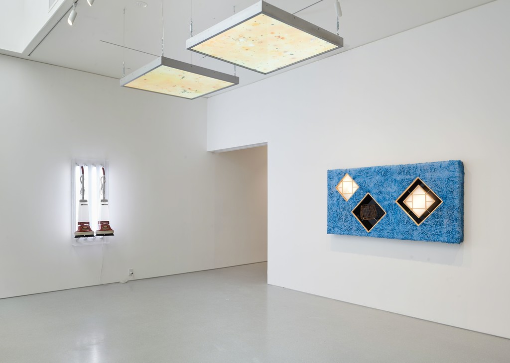 Installation view. Artwork, left to right: © Jeff Koons, © Anicka Yi. Photo: Glen Cheriton. Courtesy Gagosian. Installation view. Artwork, left to right: © Jeff Koons, © Anicka Yi. Photo: Glen Cheriton. Courtesy Gagosian.