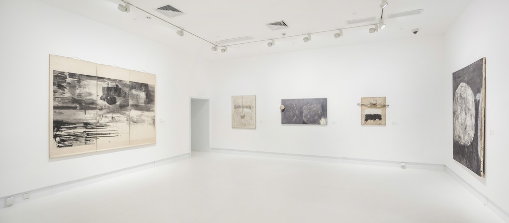 Installation shot of "Myth/History II: Shanghai Galaxy." Courtesy of Yuz Museum, JJYPHOTO (2015) Installation shot of "Myth/History II: Shanghai Galaxy." Courtesy of Yuz Museum, JJYPHOTO (2015)
