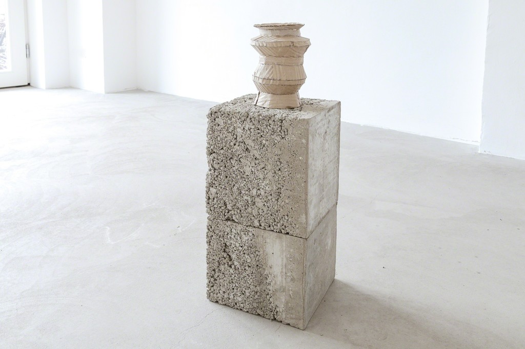 exhibition view Selma Weber: card board pottery on concrete, 2018 | ©das_esszimmer exhibition view Selma Weber: card board pottery on concrete, 2018 | ©das_esszimmer