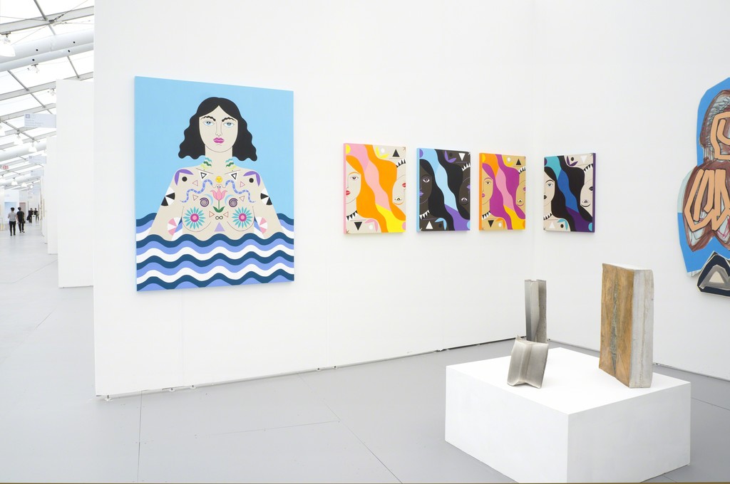 Installation view of booth B6. Caris Reid (paintings left), Justine Hill (paintings right), Nikolai Ishchuk (sculptures). Installation view of booth B6. Caris Reid (paintings left), Justine Hill (paintings right), Nikolai Ishchuk (sculptures).