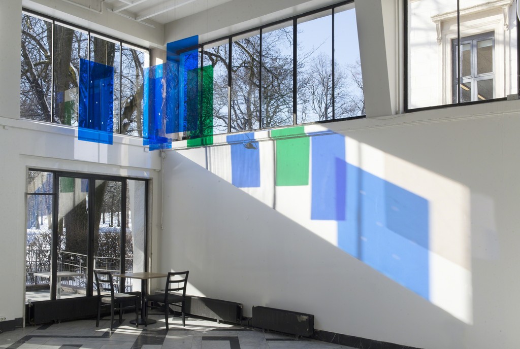 kortstokk blå/grønn, 2000, plexiglas, variable dimensions, image courtesy of Kunstnernes Hus, photo: Christina Leithe Hansen kortstokk blå/grønn, 2000, plexiglas, variable dimensions, image courtesy of Kunstnernes Hus, photo: Christina Leithe Hansen