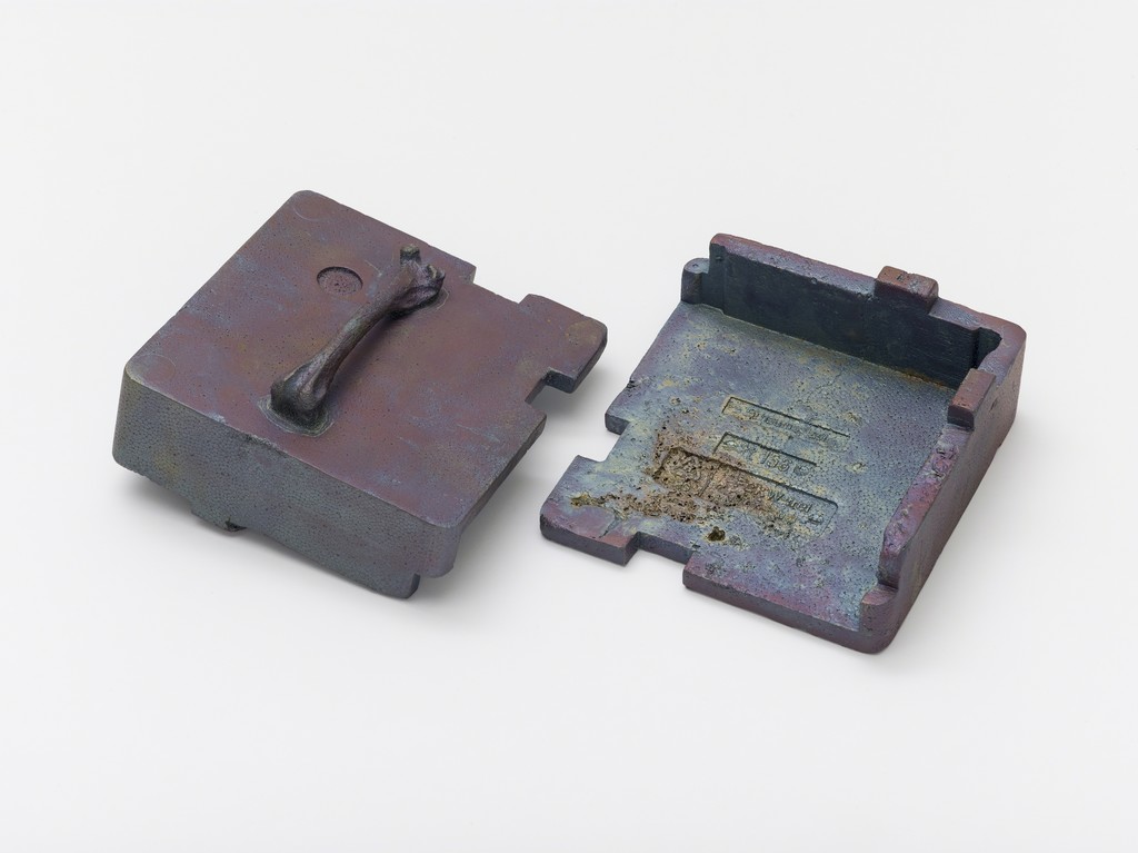 Hans-Christian Lotz. Untitled, 2017. Bronze. 8 x 18 x 18 cm Hans-Christian Lotz. Untitled, 2017. Bronze. 8 x 18 x 18 cm