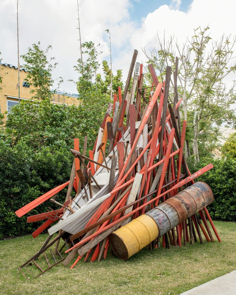 Abigail DeVille, Lift Every Voice and Sing (amerikanskie gorki), 2017. Steel, wood. Courtesy of the artist. Photo: Fredrik Nilsen Studio. Abigail DeVille, Lift Every Voice and Sing (amerikanskie gorki), 2017. Steel, wood. Courtesy of the artist. Photo: Fredrik Nilsen Studio.