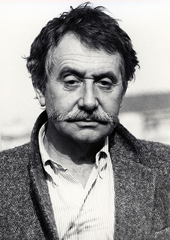 Ettore Sottsass, 1984, Photo: Barbara Radice, Courtesy: Studio Ettore Sottsass Ettore Sottsass, 1984, Photo: Barbara Radice, Courtesy: Studio Ettore Sottsass