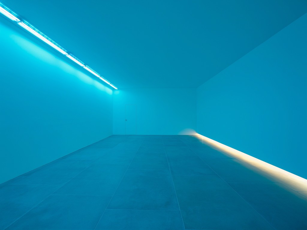 Bruce Nauman, Natural Light, Blue Light Room, 1971, Installation View, 2016, © Bruce Nauman 2016, Photo Peter Mallet Bruce Nauman, Natural Light, Blue Light Room, 1971, Installation View, 2016, © Bruce Nauman 2016, Photo Peter Mallet