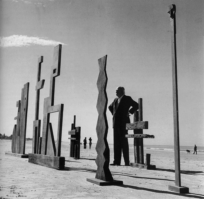 Francisco Matto with his wood sculptures on the Carrasco beach in Uruguay, 1985. Photo by Julio Testoni Francisco Matto with his wood sculptures on the Carrasco beach in Uruguay, 1985. Photo by Julio Testoni