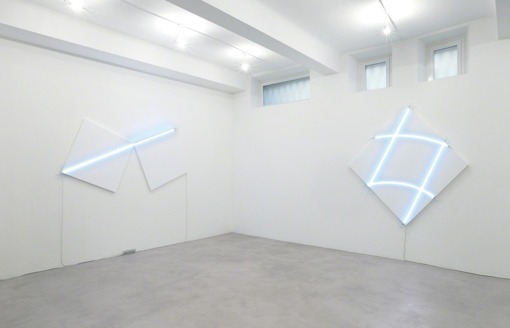 (from left to right) Enfilade n°2, 2013 /
Acrilico su tela e neon bianco, 144x270 cm /
Cruibes n°16, 2013 /
Acrilico su tela e neon bianco, 212x212 cm /
Partial view of the exhibition / A arte Invernizzi, Milano /
Courtesy A arte Invernizzi, Milano / Foto Bruno Bani, Milano
(from left to right) Enfilade n°2, 2013 /
Acrilico su tela e neon bianco, 144x270 cm /
Cruibes n°16, 2013 /
Acrilico su tela e neon bianco, 212x212 cm /
Partial view of the exhibition / A arte Invernizzi, Milano /
Courtesy A arte Invernizzi, Milano / Foto Bruno Bani, Milano