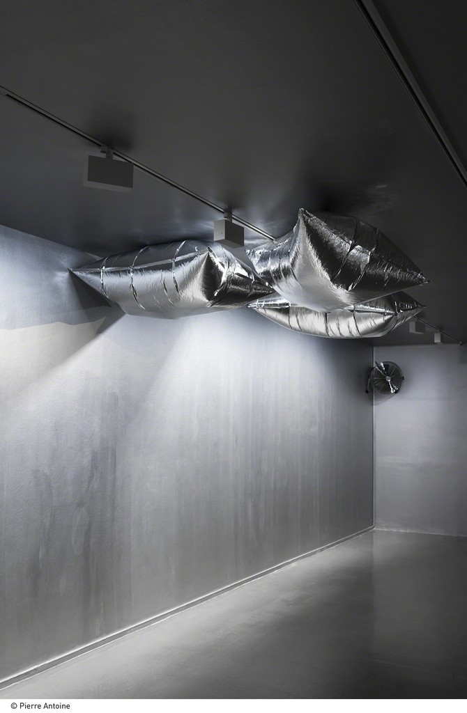Andy Warhol, Silver Clouds. Installation view of "Warhol Unlimited" at Musée d'Art Moderne de la Ville de Paris (2015-2016) © Courtesy Dia Art Foundation, New York © The Andy Warhol Foundation for the Visual Arts, Inc. / ADAGP, Paris 2015 © Pierre Antoine Andy Warhol, Silver Clouds. Installation view of "Warhol Unlimited" at Musée d'Art Moderne de la Ville de Paris (2015-2016) © Courtesy Dia Art Foundation, New York © The Andy Warhol Foundation for the Visual Arts, Inc. / ADAGP, Paris 2015 © Pierre Antoine