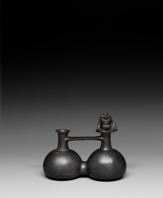 ‘Vase-siffleur à double corps: guerrier armé d'une massue et tenant une tête coupée (Double-bodied whistling vase: warrior armed with a club and a severed head)’, 1000-1450, Musée du quai Branly