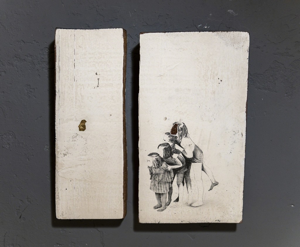 Thainan Castro. "Curiosas", 2018. Graphite, gold leaf, scraping & acrylic on wood, size 13.78 x 9.44 in.
Thainan Castro. "Curiosas", 2018. Graphite, gold leaf, scraping & acrylic on wood, size 13.78 x 9.44 in.