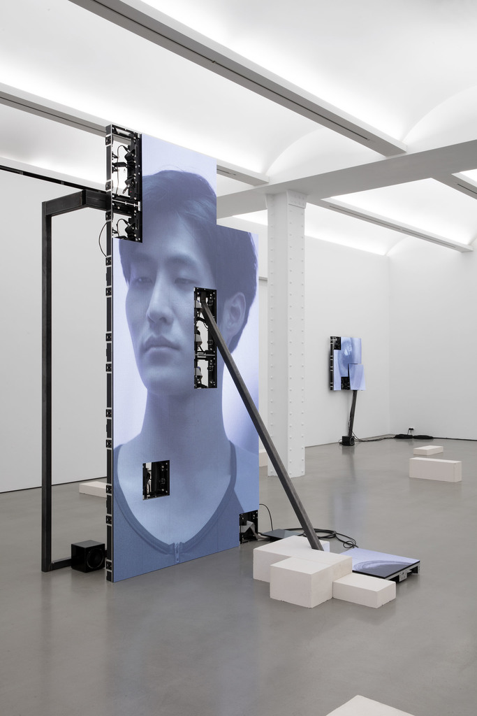 Jesper Just: Corporealités (installation image), 2020. Photo Courtesy of the artist and Perrotin. Jesper Just: Corporealités (installation image), 2020. Photo Courtesy of the artist and Perrotin.