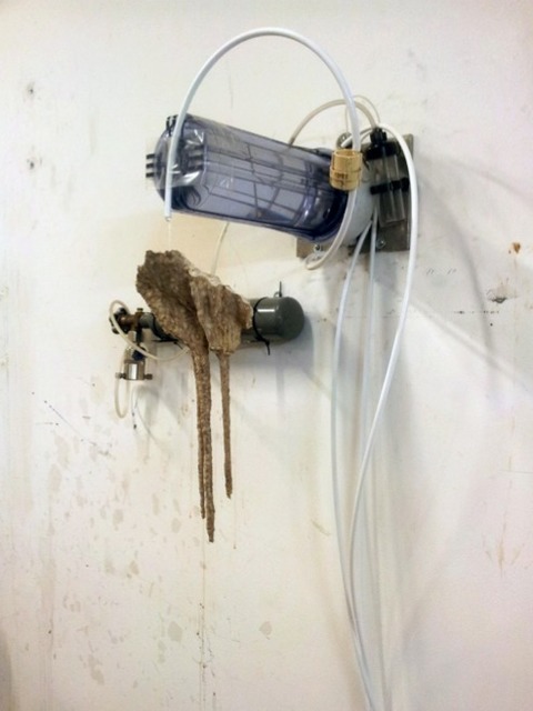Vivien Roubaud, ‘Eau courante, CO2, marbre blanc, régulateur de perfuseur, prélèvements de stalactites cal- caires, diffuseur ultrasonique’, 2014, In Situ - Fabienne Leclerc
