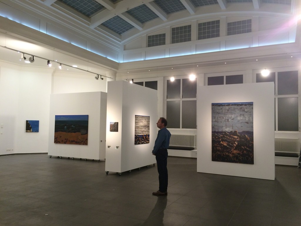 The artist is the exhibition space, with "Brisées" (left, 2015, Oil on canvas, 130x195cm) and "Enfouie" (right, 2015, oil on canvas, 195x130cm) The artist is the exhibition space, with "Brisées" (left, 2015, Oil on canvas, 130x195cm) and "Enfouie" (right, 2015, oil on canvas, 195x130cm)