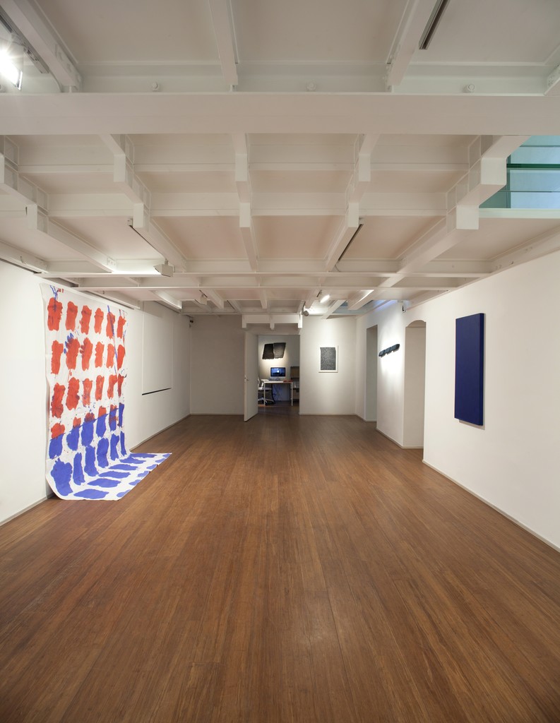 Erbern - Pinelli - Viallat: La pittura in sé - The painting itself – ABC-ARTE Contemporary art Gallery – 2015
Claude Viallat, 016, 1975, 280 x 210 cm - 110 1/4 x 82 5/8 in, tecnica mista
Pino Pinelli, Topologia, 1973, 70 x 50 cm - 27 1/2 x 19 3/4 in, acrilico su tela
Pino Pinelli, Pittura GR 3 elementi, 1977, 7 x 41 cm - 2 3/4 x 16 1/8 in, tecnica mista
http://www.abc-arte.com Erbern - Pinelli - Viallat: La pittura in sé - The painting itself – ABC-ARTE Contemporary art Gallery – 2015
Claude Viallat, 016, 1975, 280 x 210 cm - 110 1/4 x 82 5/8 in, tecnica mista
Pino Pinelli, Topologia, 1973, 70 x 50 cm - 27 1/2 x 19 3/4 in, acrilico su tela
Pino Pinelli, Pittura GR 3 elementi, 1977, 7 x 41 cm - 2 3/4 x 16 1/8 in, tecnica mista
http://www.abc-arte.com
